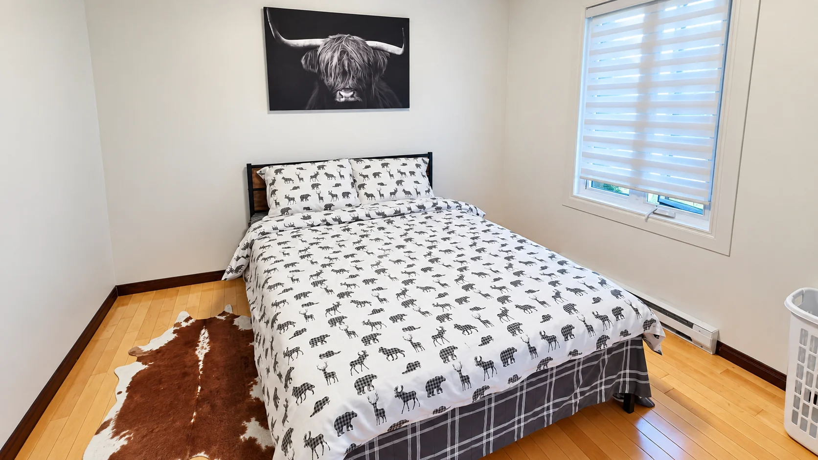 Une chambre du chalet avec un tableau Highland